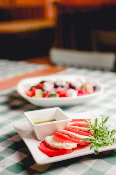 Caprese Salade Tranches Tomates Mozzarella Aux Feuilles Basilic Servi Sur — Photo