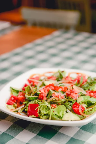 Salada Italiana Vegetal Coberta Com Caviar Vermelho Arugula Fresca Servida — Fotografia de Stock