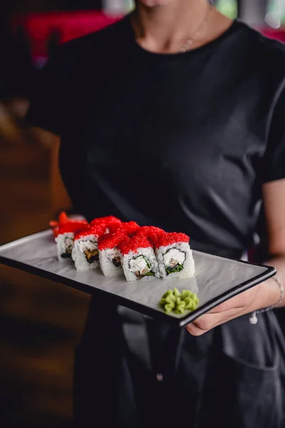 Sushi Con Queso Crema Caviar Rojo Parte Superior Servido Plato — Foto de Stock