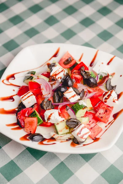 Salada Grega Com Queijo Feta Azeitonas Orgânicas Tomates Suculentos Pimenta — Fotografia de Stock