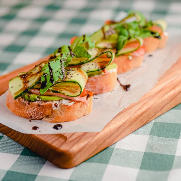 Szaftos Paradicsom Olasz Bruschetta Friss Kenyérből Szószból Fából Készült Asztalon — Stock Fotó