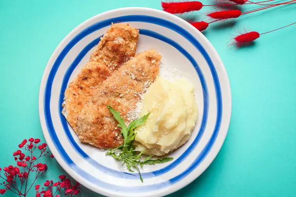 Vis Gebakken Gegrild Met Aardappelpuree Verse Rucola Geserveerd Een Witte — Stockfoto