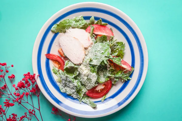Salada César Tradicional Com Carne Frango Tomate Fresco Verdura Queijo — Fotografia de Stock