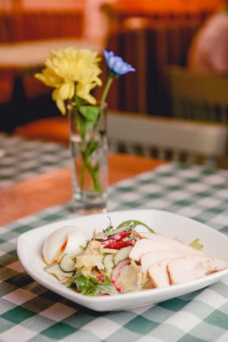 Geleneksel Sezar salatası tarifi, sağlıklı beslenme konsepti. İtalyan salatası Sezar, beyaz bir tabakta servis edildi. İtalyan mutfağı kavramı.