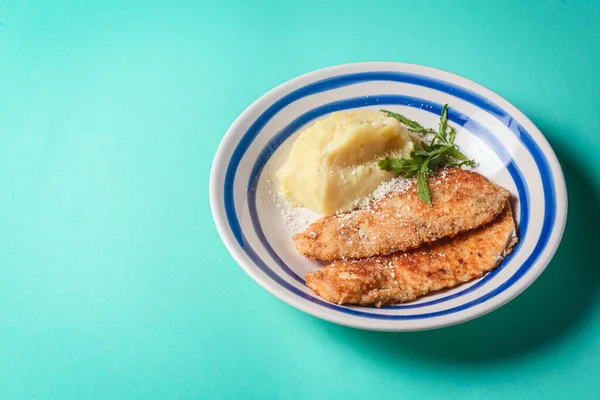 Vis Gebakken Gegrild Met Aardappelpuree Verse Rucola Geserveerd Een Witte — Stockfoto