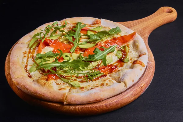 Nahaufnahme Einer Köstlichen Räucherlachs Pizza Mit Käse Avocado Und Räucherlachs Stockbild