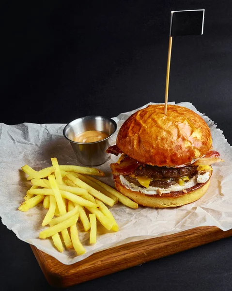 Świeży Smaczny Burger Czarnym Tle Podawany Sosem Frytkami Fast Food — Zdjęcie stockowe