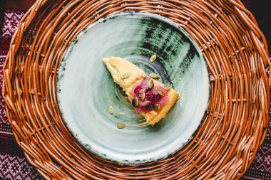 Ukrayna usulü ahududu keki hasır sepetin üzerinde seramik bir tabakta servis edilir. Tatlı zamanı, çay ya da kahve için tatlı yemek.