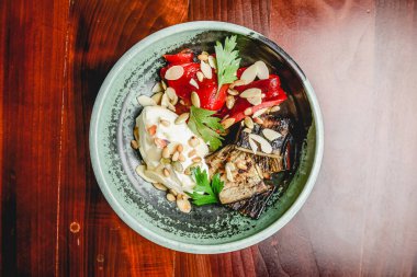 Kırsal ahşap masada seramik tabakta peynirli ızgara sebze. Ukrayna mutfağı kavramı.