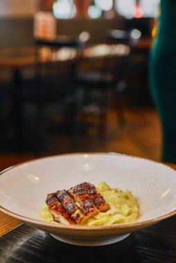 Bolonez soslu makarna ve siyah arkaplanda servis edilen et bifteği. İtalyan mutfağı kavramı.