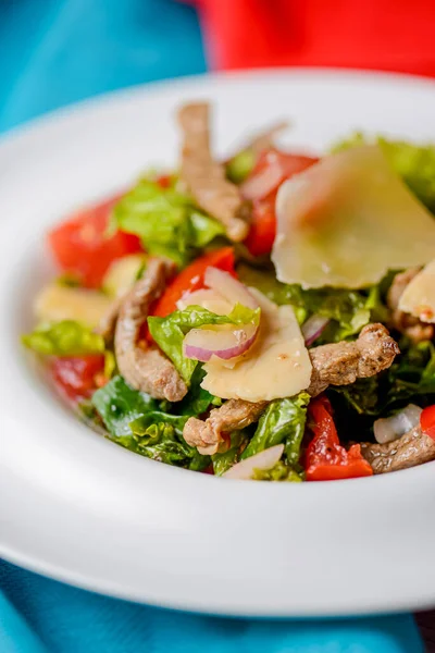Salada Legumes Com Carne Assada Queijo Conceito Cozinha Italiana Alimentação — Fotografia de Stock