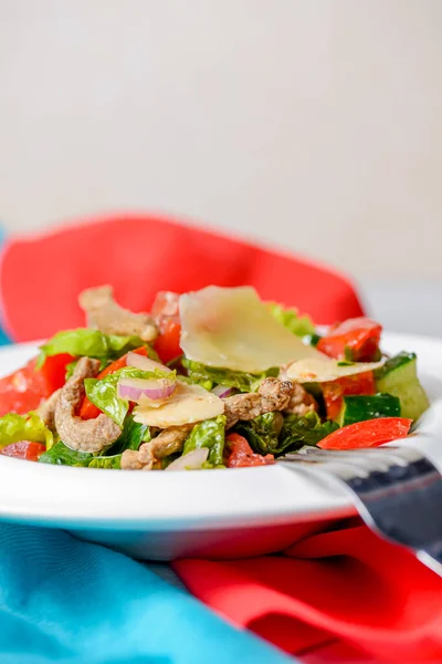 Salada Legumes Com Carne Assada Queijo Conceito Cozinha Italiana Alimentação — Fotografia de Stock