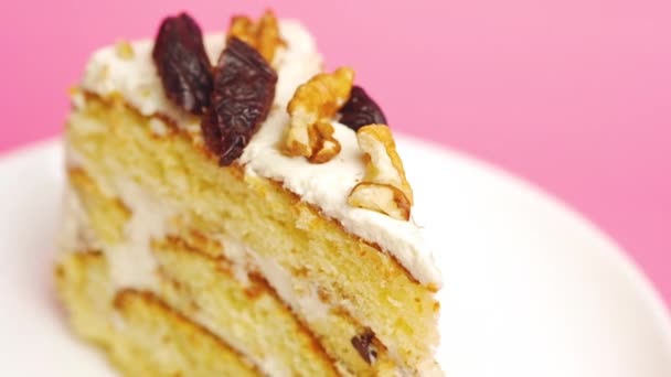 Kawałek Tortu Urodzinowego Pastelowym Różowym Tle Wanilia Kawałkiem Ciasta Białym — Wideo stockowe