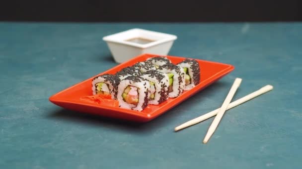 Tradiční Japonské Jídlo Zblízka Sushi Set Čerstvě Uvařené Sushi Rolky — Stock video