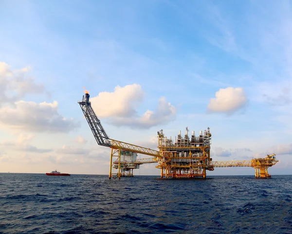 Oil and gas platform in the gulf or the sea, The world energy, Offshore oil and rig construction. — Stock Photo, Image