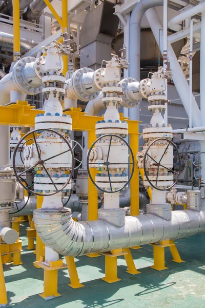Ventiel handleiding werken in de olie- en gas-platform. Productieproces gebruikte handmatige ventiel om te controleren van het systeem. — Stockfoto
