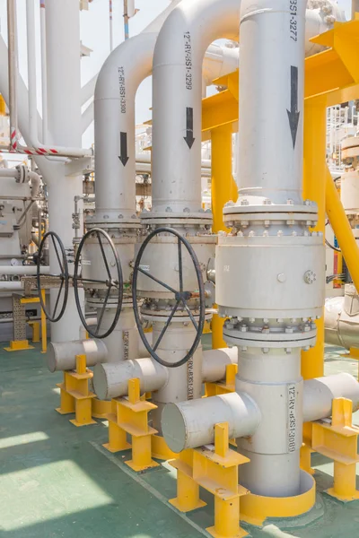 밸브 수동 석유 및 가스 플랫폼에서 작동 합니다. 생산 공정 시스템을 제어 하려면 수동 밸브를 사용. — 스톡 사진