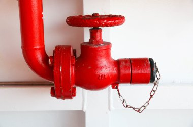Su hortumları ve yangın söndürme ekipmanları olan yangın musluğu.