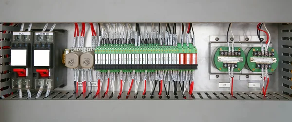 Sistema di filo elettrico di controllo in armadio per macchina — Foto Stock