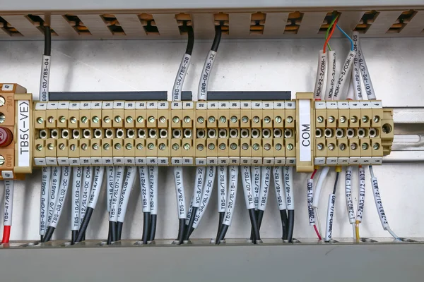 Ηλεκτρικός πίνακας ελέγχου σύστημα καλωδίων στο Υπουργικό Συμβούλιο για μηχάνημα — Φωτογραφία Αρχείου