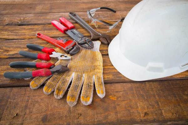 Herramientas de construcción sobre un fondo de madera — Foto de Stock