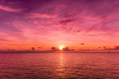 Akşamları, bulutlar ile gündoğumu günbatımı