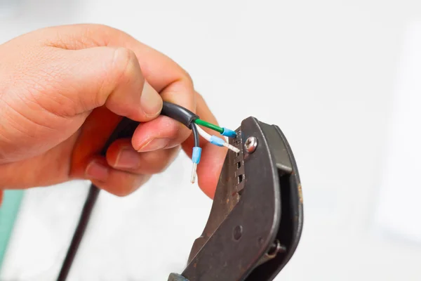 Eletricista instalar cabos lug fios - close-up em mãos e pl — Fotografia de Stock