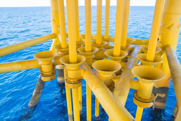 Produzione di petrolio e gas slot a piattaforma offshore — Foto Stock