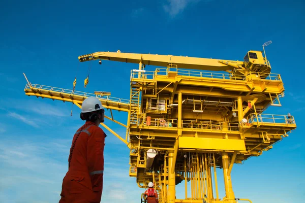 Plataforma de petróleo e gás no golfo ou no mar, A energia do mundo, O — Fotografia de Stock