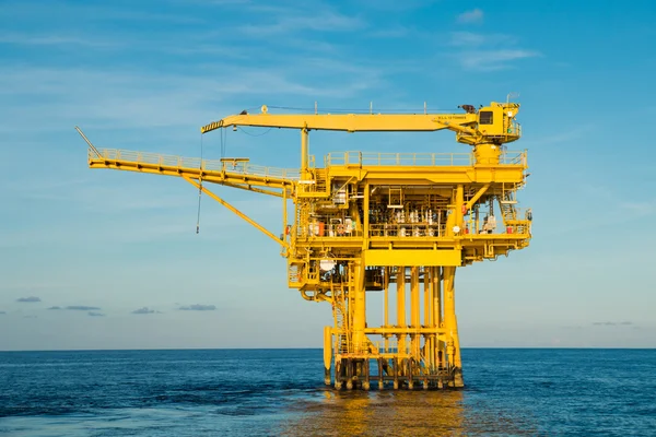 Plataforma de petróleo e gás no golfo ou no mar, A energia do mundo, O — Fotografia de Stock