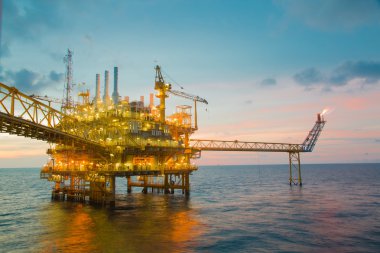 Gaz platform veya teçhizat platformu gündoğumu veya günbatımı zamanında.