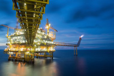 Gaz platform veya teçhizat platformu gündoğumu veya günbatımı zamanında.