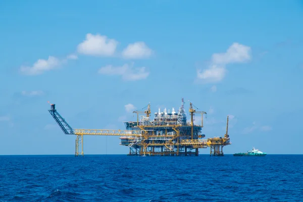 Platformy offshore ropy i gazu, ropy i gazu platformy z błękitnego nieba — Zdjęcie stockowe