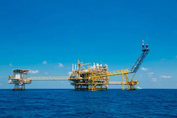 Offshore platforma ropy a zemního plynu, ropy a zemního plynu platformu s modrou oblohou — Stock fotografie