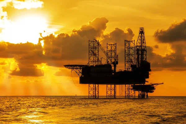 Offshore jack up rig en el medio del mar al atardecer —  Fotos de Stock