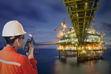 Gaz platform veya teçhizat platformu gündoğumu veya günbatımı zamanında.