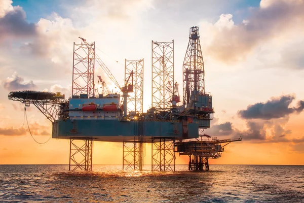 Offshore jack up equipamento no meio do mar na hora do pôr do sol — Fotografia de Stock