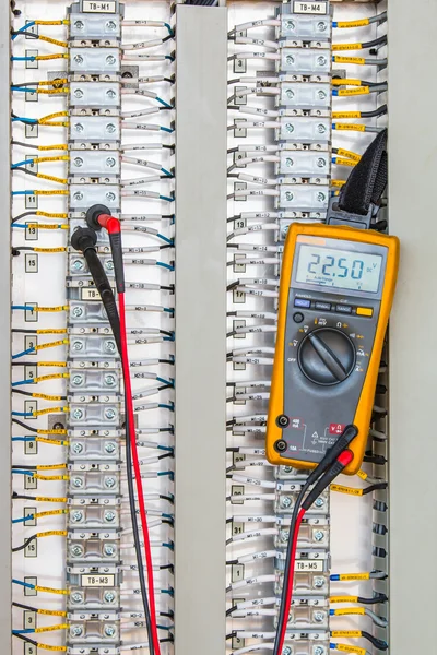 Voltage 24 Vdc Measurement connectivity at terminal of Electrica — Stock Photo, Image