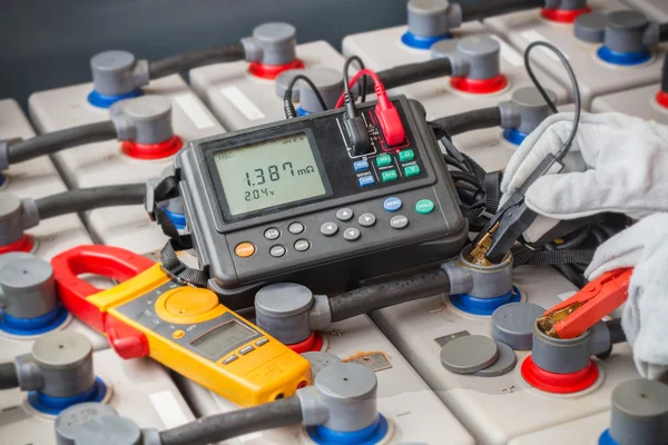 Electricista utiliza probador de batería digital —  Fotos de Stock
