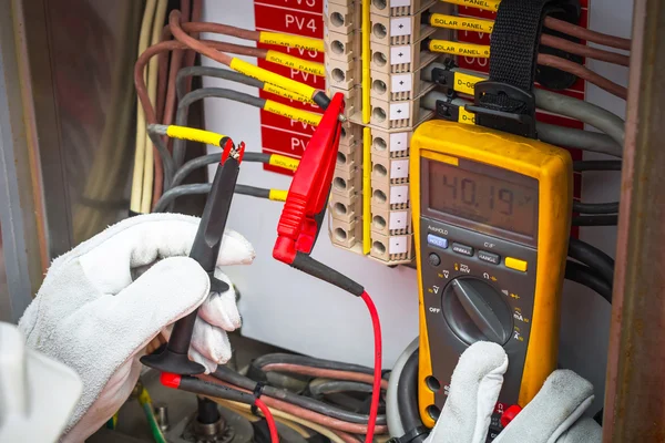 Electrician using the digital multimeter — Stock Photo, Image