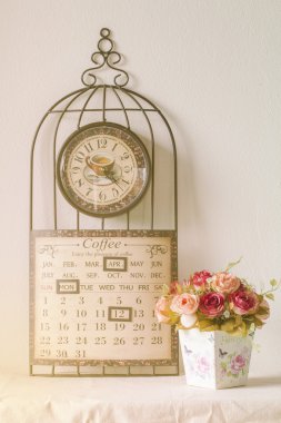 Vintage saati ile yapay gül
