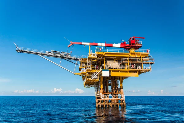 Plataforma de producción en la industria del petróleo y el gas mar adentro . —  Fotos de Stock