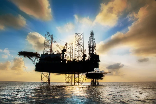 Silhouet, Offshore olie- en tuig platform — Stockfoto