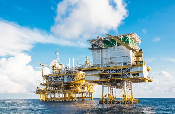 Plataforma central de procesamiento de petróleo y gas — Foto de Stock