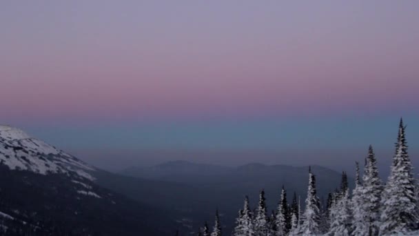 Naplemente ragyogás a hegyekben, téli-hegység a Sunset Sky — Stock videók