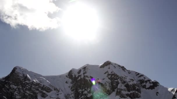 Panorama van besneeuwde bergen met licht van de zon, Panorama van bergtoppen met lichtvlekken van de zon, — Stockvideo