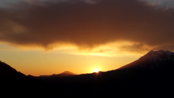 Zachód słońca w górach, pomarańczowy zachód słońca — Wideo stockowe
