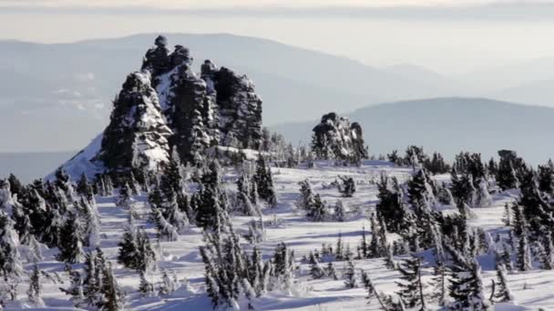 Klimmer staande op de top van een besneeuwde berg, klimmer op de top van een besneeuwde berg — Stockvideo
