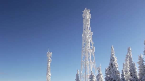 Antena telefoniczna pokryta śniegiem — Wideo stockowe