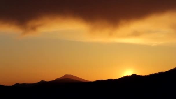 Сонце сидить у верхній частині гори, захід сонця в горах, захід сонця жовтий, Чорна Гора — стокове відео